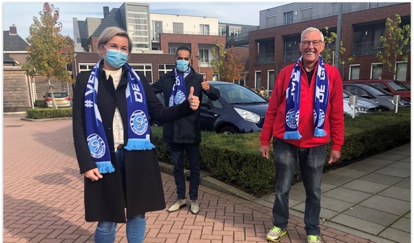 <p>Jan Olthaar (r) werd persoonlijk bezocht door het maatschappelijke team van De Graafschap. Foto: PR</p>