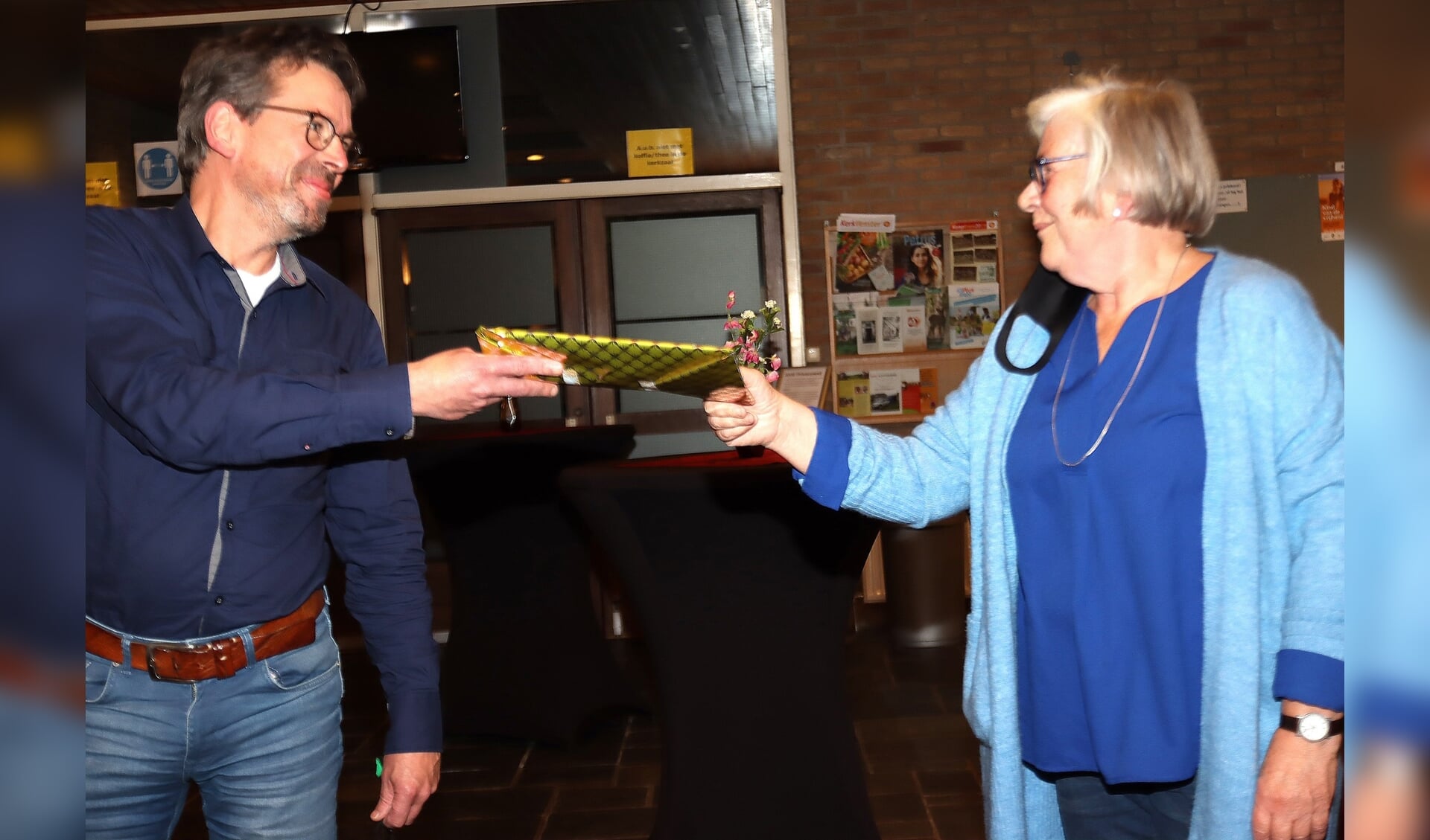 Tia van der Schoot overhandigt de petitie aan de voorzitter van de kerkenraad, Gerard Helmink. Foto: Jan Oberink