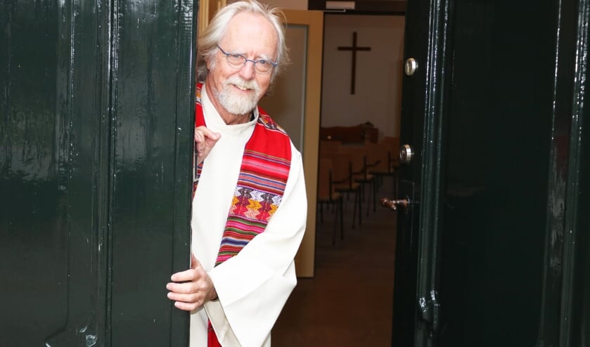 <p>Over een paar weken kan pastor Jan Leijenhorst zijn toga aan de wilgen hangen. Foto: Arjen Dieperink</p>