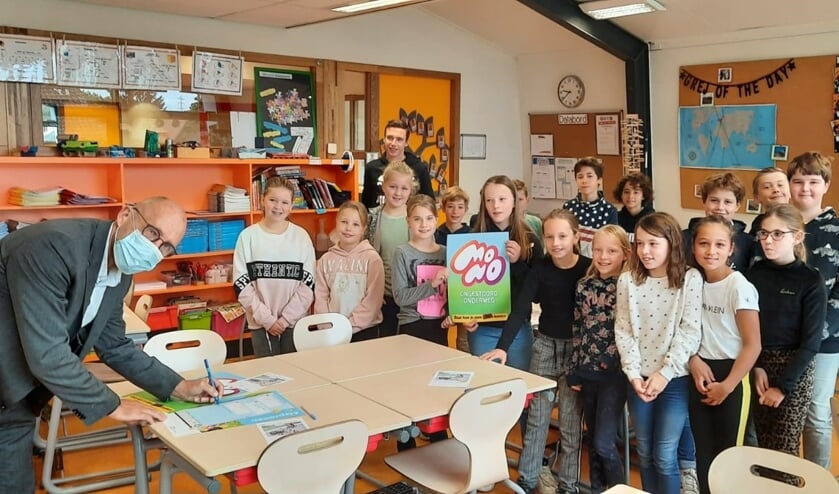 <p>Wethouder Harry Matser ondertekent samen met de leerlingen een Safetydeal met gemaakte afspraken over veilig fietsen. Foto: PR</p>