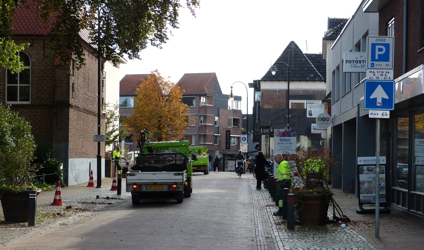 Op donderdag was de gemeente nog druk bezig om de Torenstraat geschikt te maken voor de warenmarkt. Foto: Bernhard Harfsterkamp