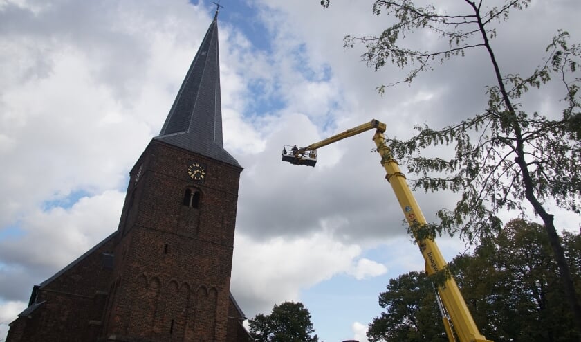 Met een hoogwerker kon het dak van de toren eenvoudig en veilig worden bereikt. Foto: Frank Vinkenvleugel