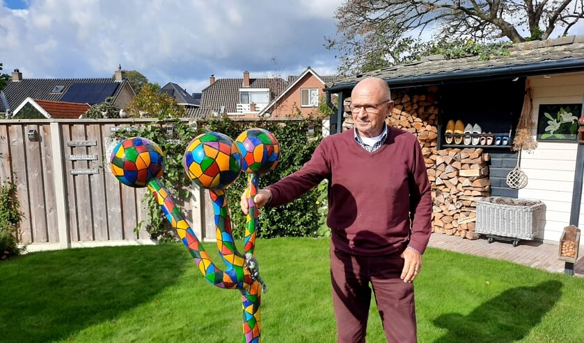 <p class="InfoKop2" pstyle="InfoKop 2">Gerrit Westerhof bij één van zijn mozaïekbomen. Foto: Kyra Broshuis</p>