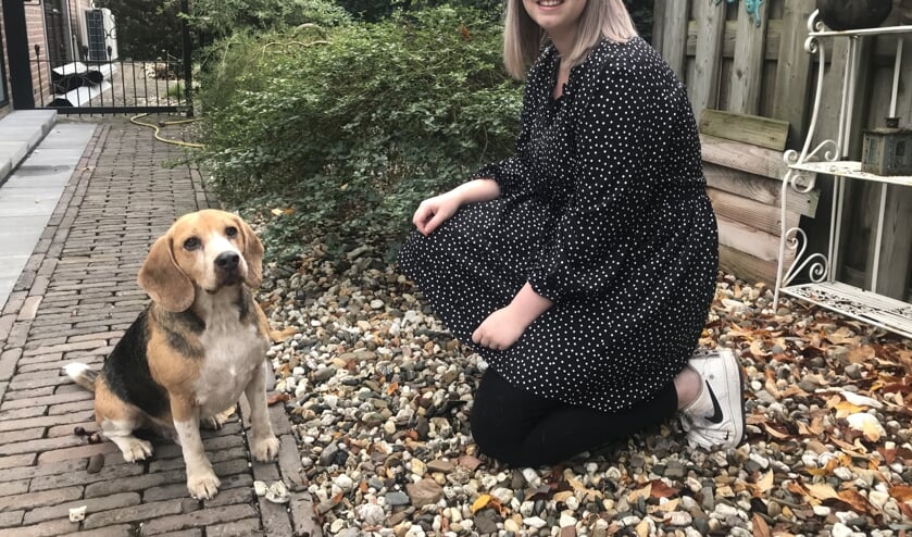 <p>Spike met zijn baasje Sanne Goossens. Foto: Barbara Pavinati</p>