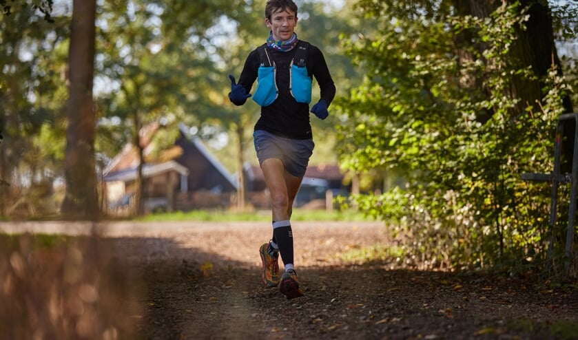 <p>AVA`70-atleet Mathias Welz geniet van de Achterhoek Ultratrail. Foto: Rinus Luijmes</p>