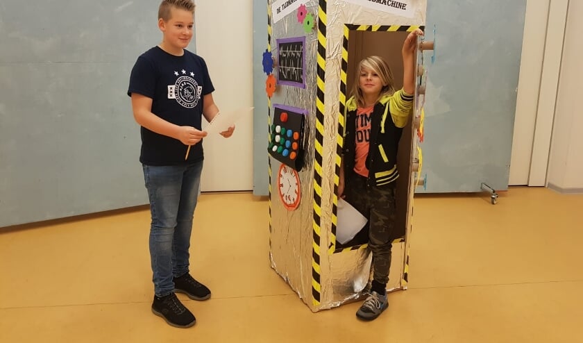 <p>Jeroen en Samuel uit groep 8 stappen uit de tijdmachine en dragen een verhaal voor over de eerste stoomtrein in Nederland. Foto: PR</p>