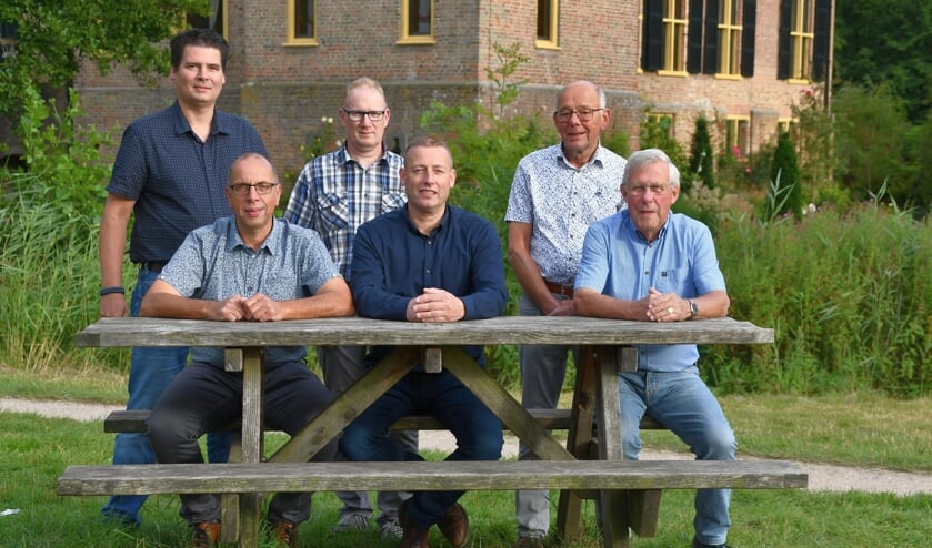 <p>Het huidige enthousiaste PKV-bestuur: Staand v.l.n.r. Fabio van Olst (penningmeester), Wouter Boersma (bestuurslid), Gerrit Lenselink (voorzitter). Zittend v.l.n.r. Herman Bolwiender (secretaris), Herman Gosselink (bestuurslid) en Henk Siemes (bestuurslid). Foto: PKV</p>
