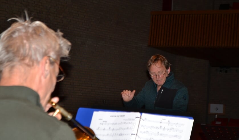 <p>Harry (rechts) ‘zwaait’ het orkest elke woensdagavond als dirigent op de bok. Foto: Leander Grooten</p>