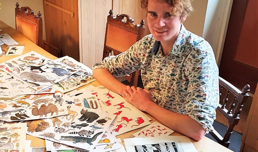 <p>Jochem Witteveen met een klein deel van zijn werk voor zich. In de hoofdrol: dieren ook op zijn blouse. Foto: Alice Rouwhorst</p>