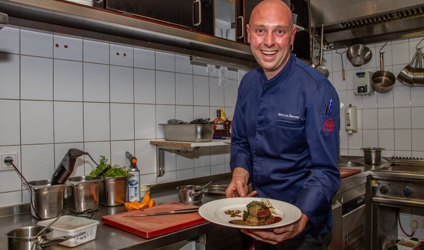 <p>Boet Berendsen serveert met trots reestoof, reebiefstuk en boerenkool uit de streek. Foto: Liesbeth Spaansen</p>