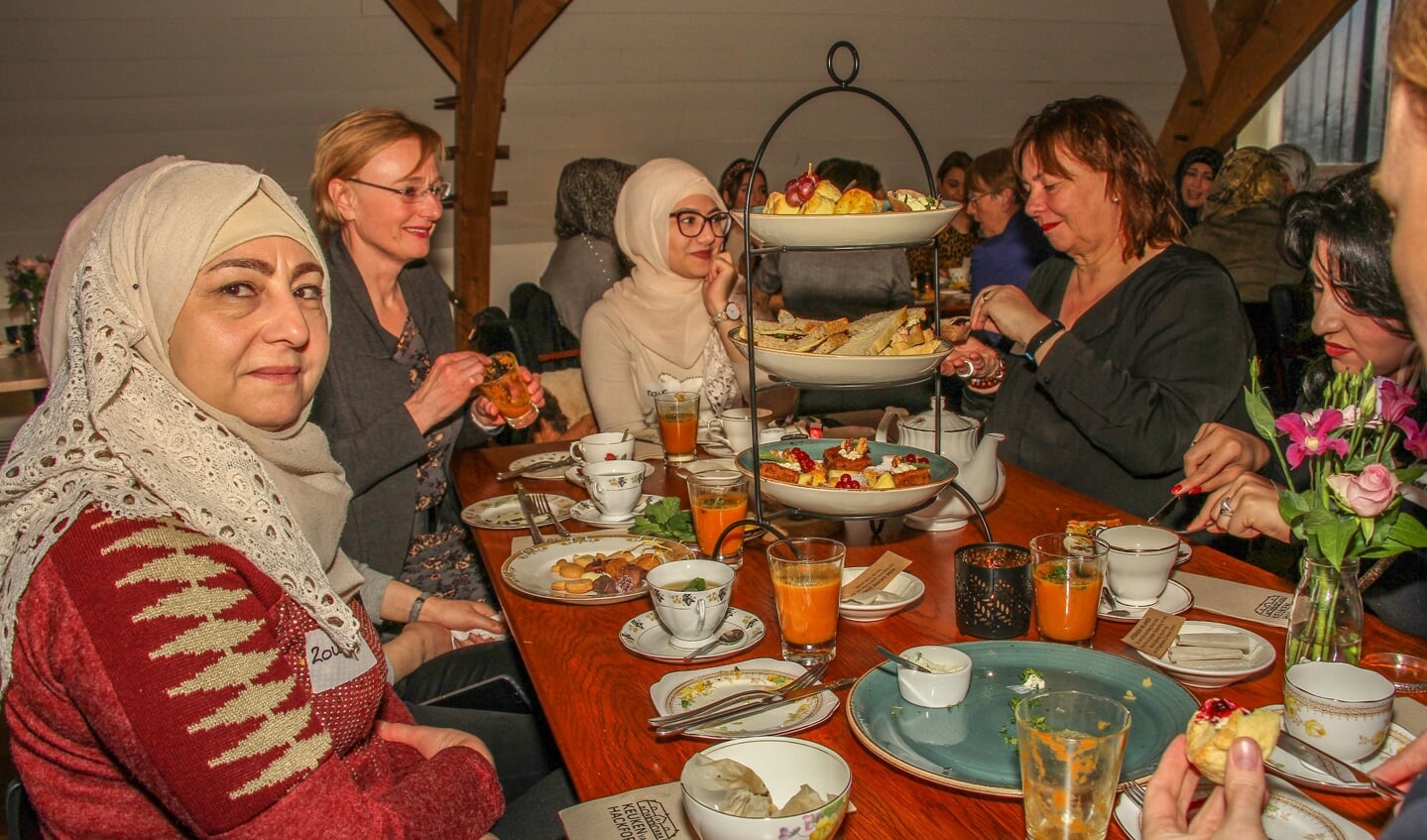 2019; Burgemeester Besselink gaat tijdens een High Tea in gesprek met vrouwen uit Bronckhorst. Foto: Liesbeth Spaansen