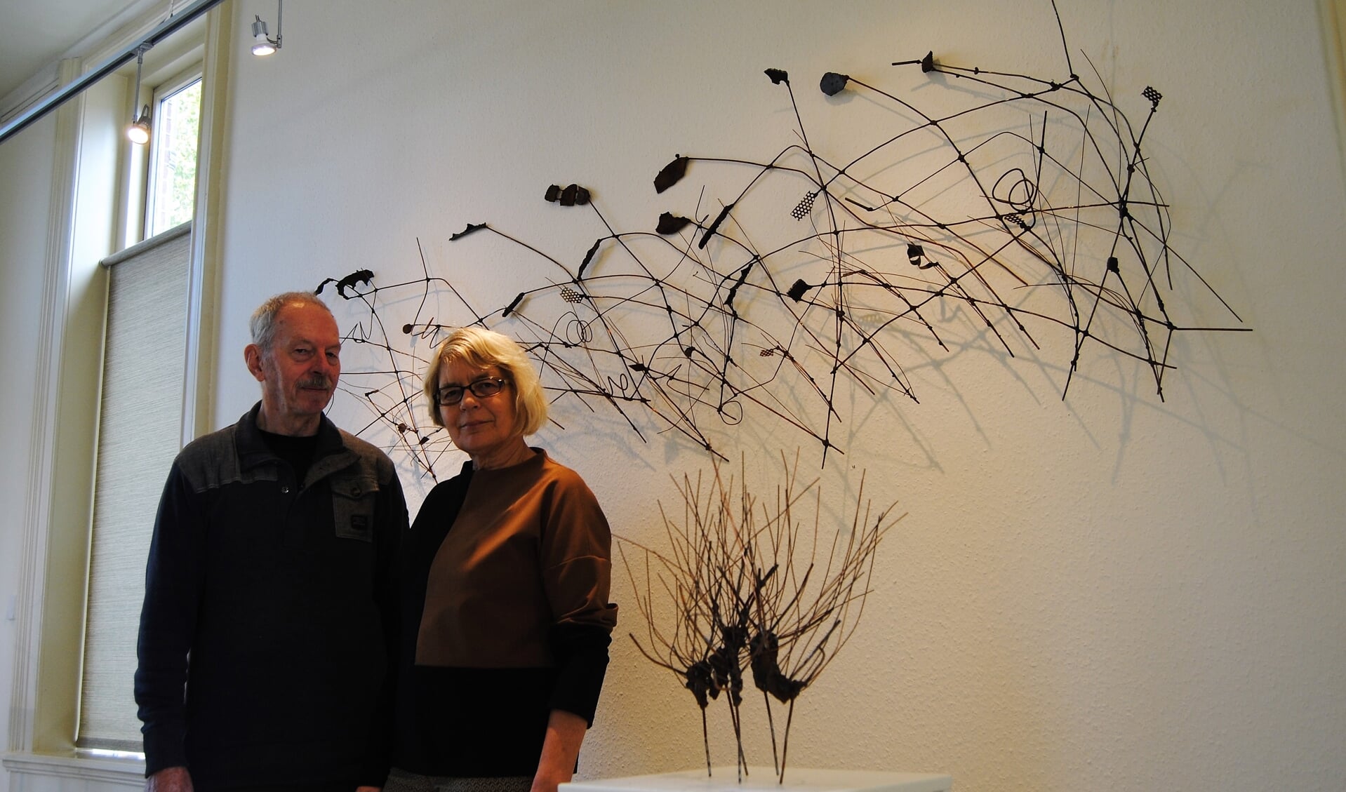 Johan Mollenhof en Irene Burger bij werken van Hannah Blom in hun galerie De Burgerij in Vorden. Foto: Contact