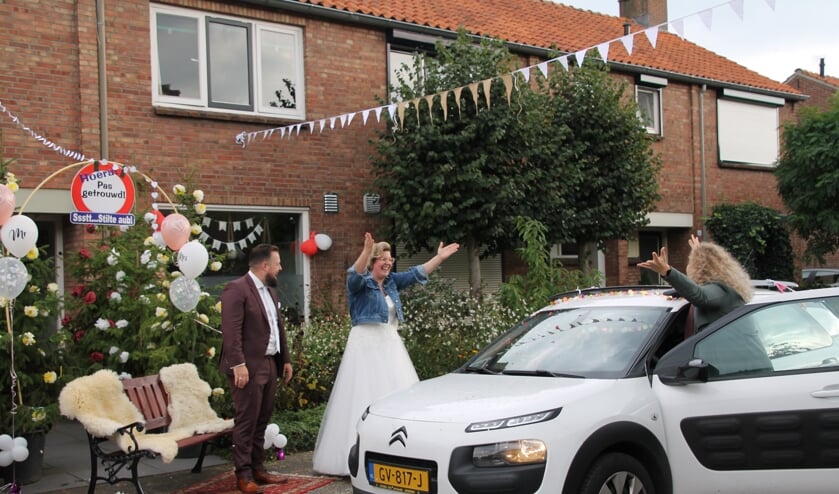 <p>Felicitaties voor het pasgetrouwde stel door de vriendin van de bruid. Foto: Annekée Cuppers</p>
