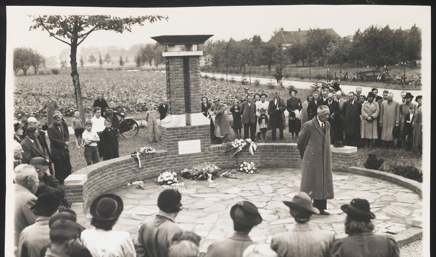 Onthulling van het monument voor de in mei 1940 gesneuvelde militairen 19-07-1941. Foto: G. ter Beek, Regionaal Archief Zutphen. 