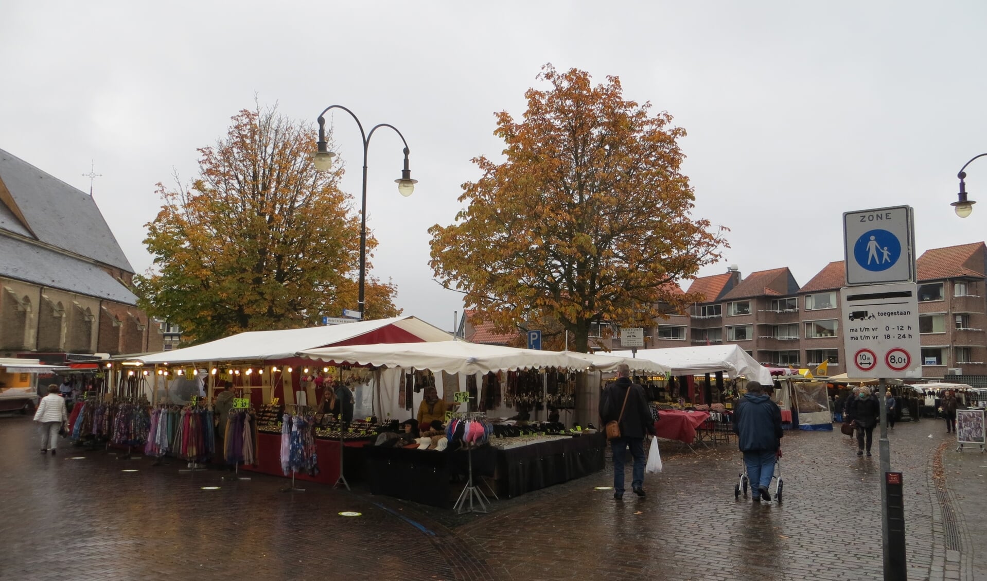Zaterdag om 12 uur was het nog niet erg druk op de Markt. Foto: Bernhard Harfsterkamp