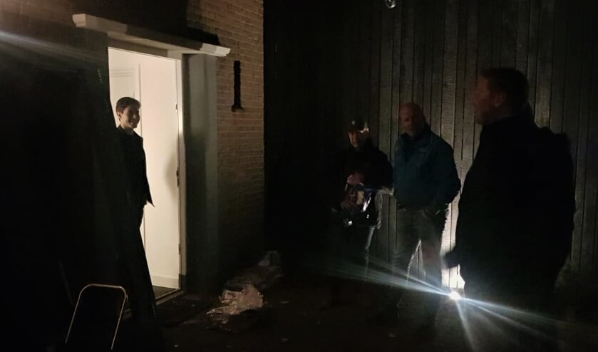 <p>Rob Jetten staand in de deuropening in gesprek met de Achterhoekse boeren.</p>