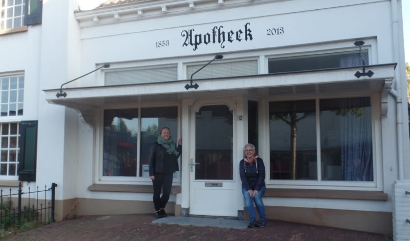 <p>De initiatiefnemers Merel Durand en Wilma van Leeuwen van De Wondere Wereld voor de voormalige apotheek die als winkeltje en als atelier zal worden ingericht. Foto: Jan Hendriksen </p>
