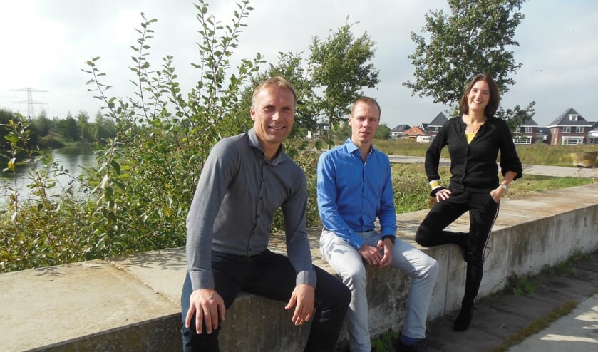 Hans Nijland (links), Bram Gort en Antoinette Wilmot roemen ter plekke de locatie waar Reinbouw B.V. het duurzame nieuwbouwproject Het Hopveld realiseert. Foto: Eric Klop