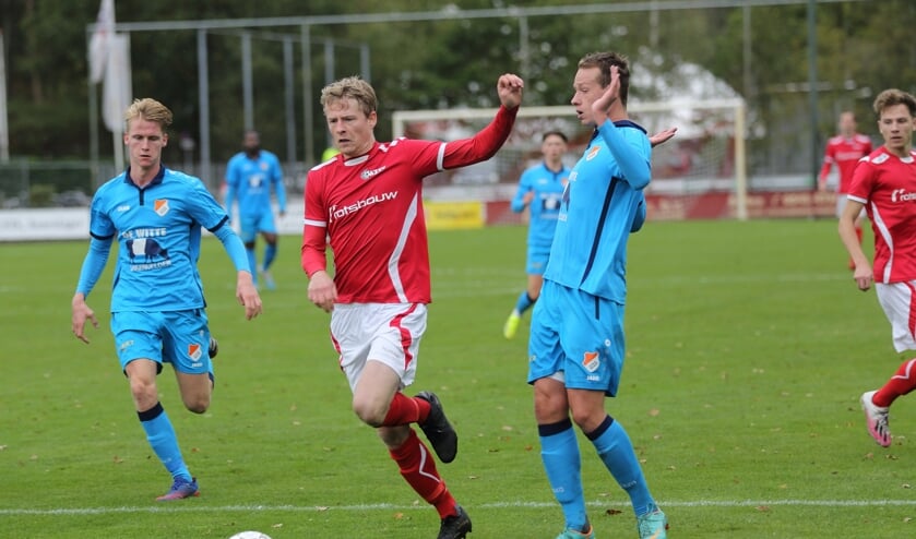 Bram Rensing snelt langs een speler van ONS Sneek. Foto: Cor Hinkamp