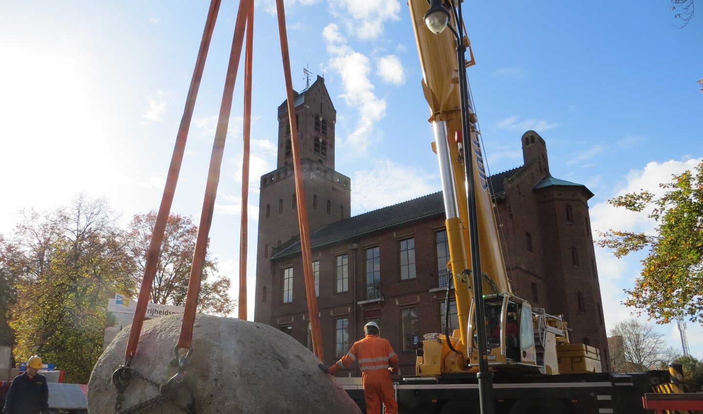 De grote steen ligt op een oplegger en kan naar de nieuwe plek gebracht worden. Foto: Bernhard Harfsterkamp