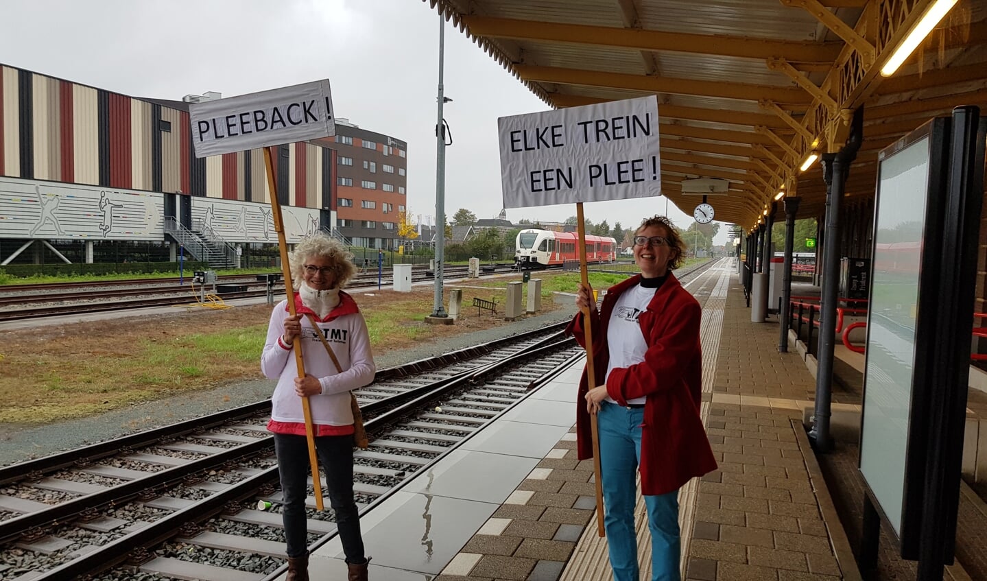 Greetje van Amstel (l) en Sandra Gosseling vragen aandacht voor wc’s in de trein. Foto: Han van de Laar 