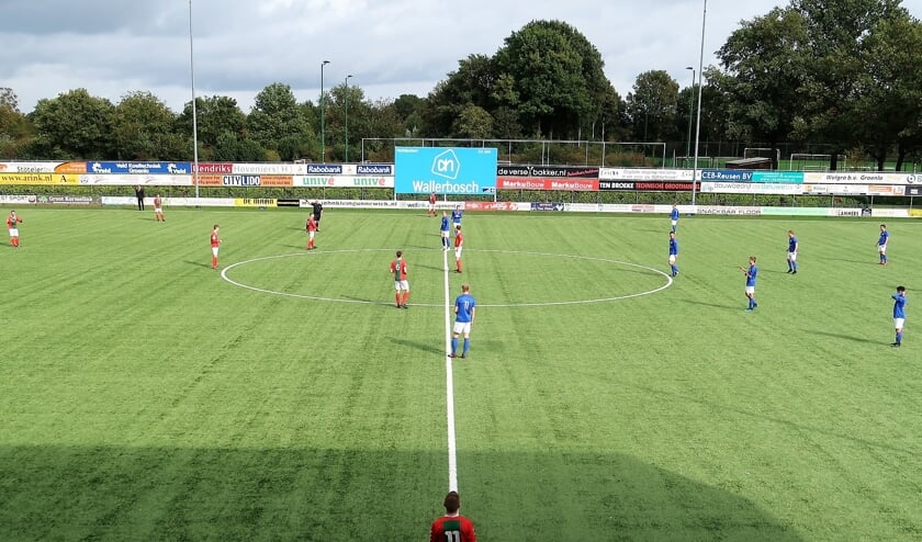 Een troosteloze ambiance zonder publiek bij de aftrap van de wedstrijd Grol 1 - Bon Boys 1. Foto: Theo Huijskes