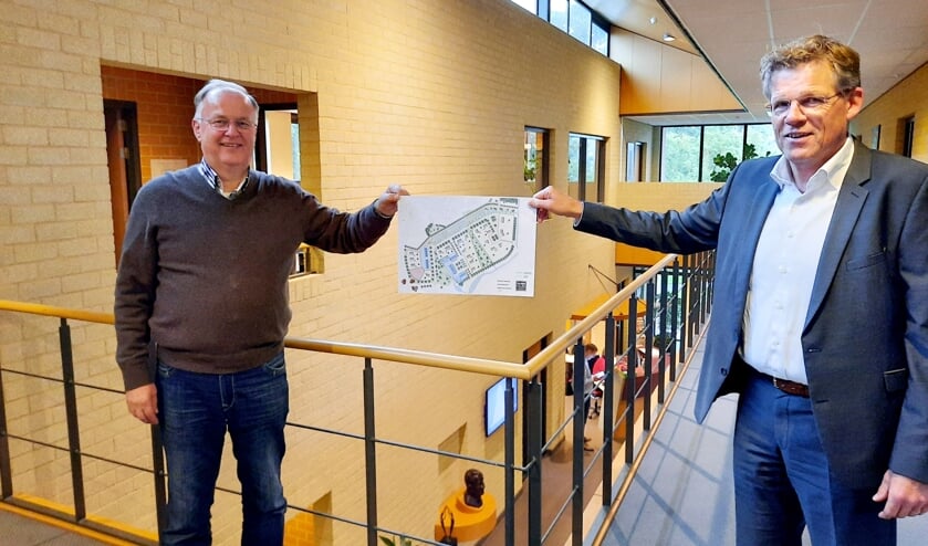 <p>Hans Rouwmaat (l) en Hans Smit zijn blij dat na 13 jaar eindelijk de schop in de grond kan. Foto: Kyra Broshuis</p>