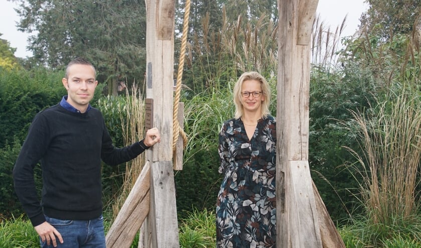 <p>Glenn Hermsen en Dianne te Paske bij de klokkenstoel op de begraafplaats, vlakbij het uitvaartcentrum van DLE. Foto: Frank Vinkenvleugel</p>