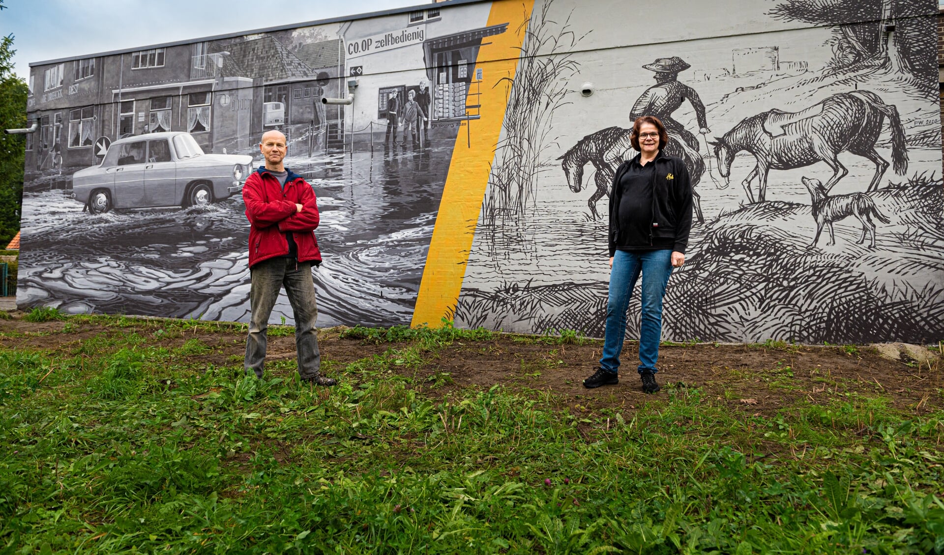 Kunstenaar Paul Wieggers en pandeigenaar Anke Pothoven poseren voor de muurschildering. Foto: Rick Mellink