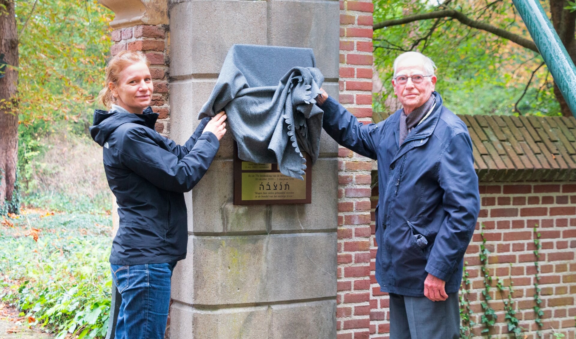 Jodie Ras, geestelijk verzorger bij GGNet, en Henk Mulder, namens het Comité Herdenkingen Tweede Wereldoorlog Warnsveld, onthullen het monument. Foto: Henk Derksen