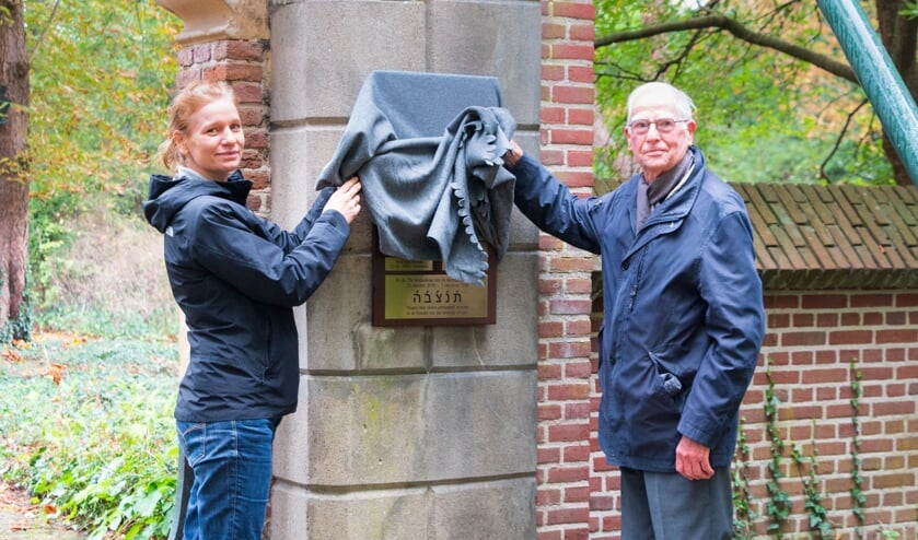 <p>Jodie Ras, geestelijk verzorger bij GGNet, en Henk Mulder, namens het Comité Herdenkingen Tweede Wereldoorlog Warnsveld, onthullen het monument. Foto: Henk Derksen</p>