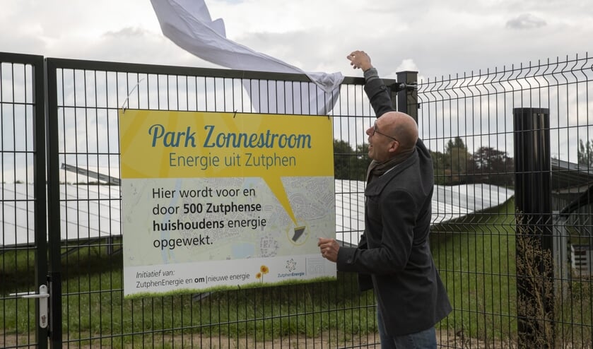 <p>Wethouder Harry Matser opent Zonnepark Revelhorst, met bijna 4.000 zonnepanelen van ZutphenEnergie. Foto Patrick van Gemert/Zutphens Persbureau</p>