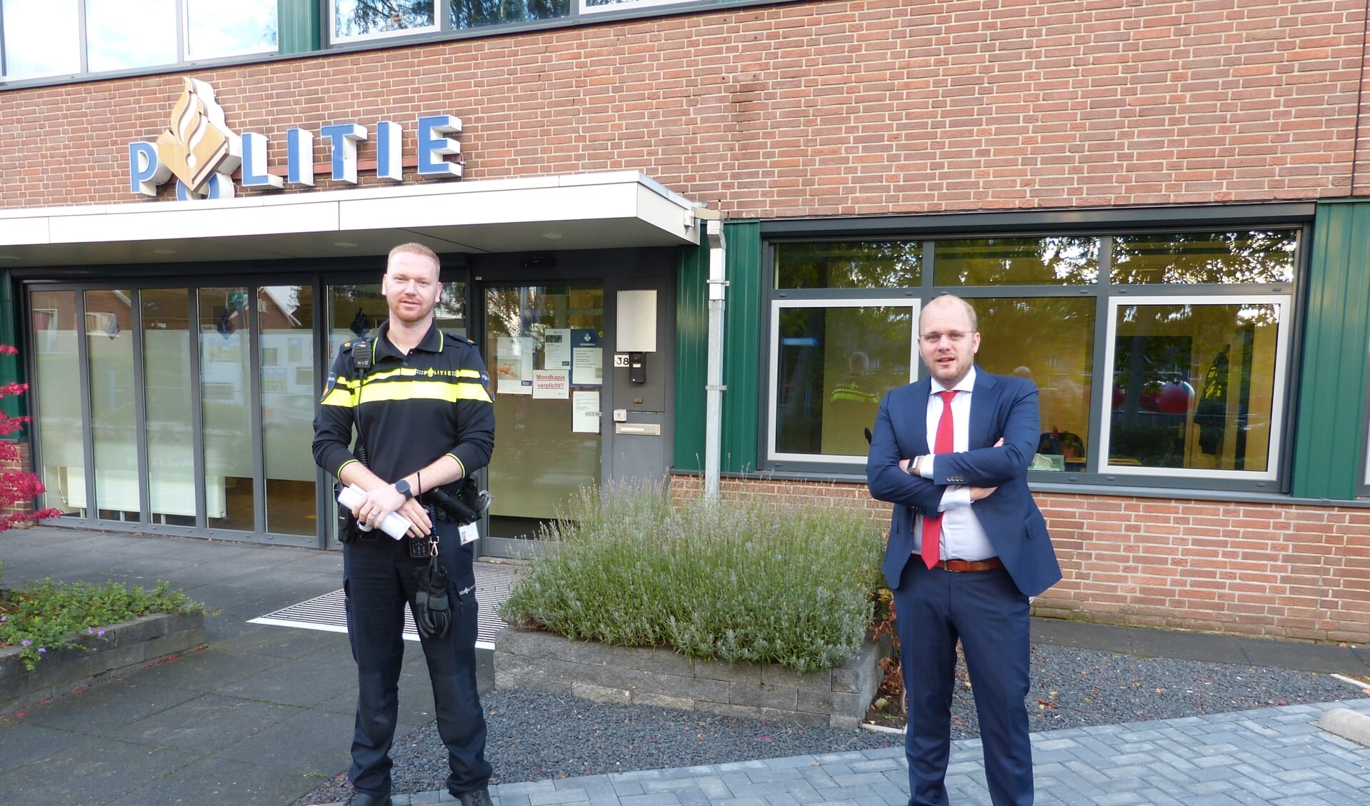 Robbert Hummelink en burgemeester Bengevoord vertellen over veranderingen betreffende vuurwerk. Foto: Bernhard Harfsterkamp
