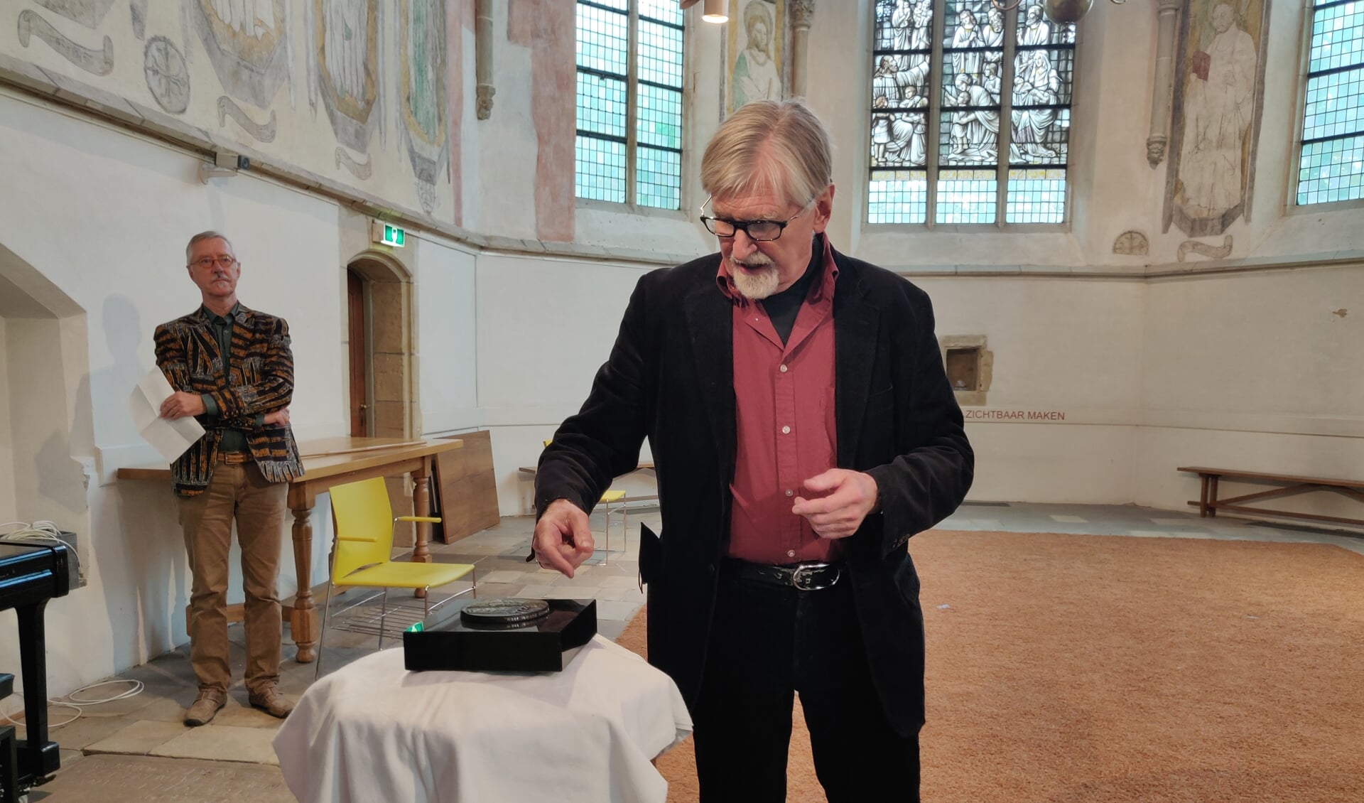 Peter Sluiter onthult de penning tijdens de presentatie in de Oude Mattheüs in Eibergen. Foto: Rob Stevens