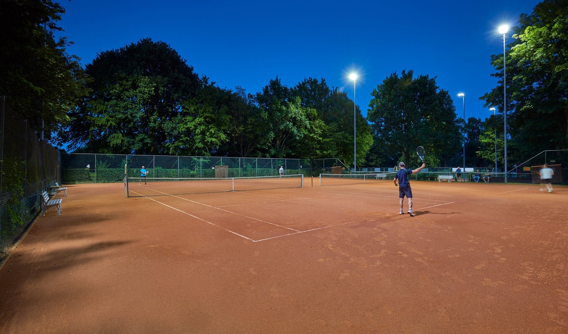 Tennis is op dit moment nog één van de weinige sporten die mag worden beoefend voor sporters van achttien jaar en ouder. Foto: TV Ruurlo