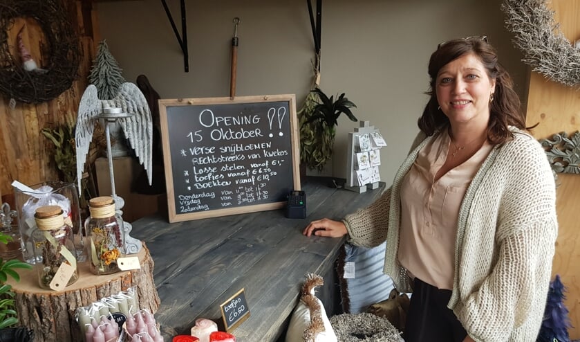 Monique Stevens in haar knusse en gemoedelijke winkel aan de Kloetenseweg 47.
Foto: Han van de Laar