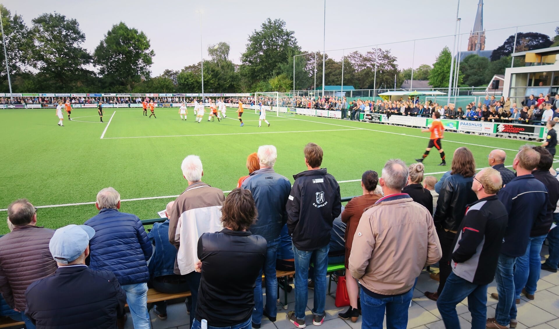 De derby RKZVC - Longa '30 in 2019 met enkele duizenden toeschouwers. Foto: Theo Huijskes