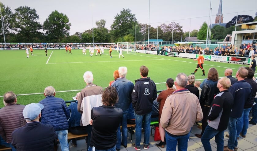 <p>De derby RKZVC - Longa '30 in 2019 met enkele duizenden toeschouwers. Foto: Theo Huijskes</p>