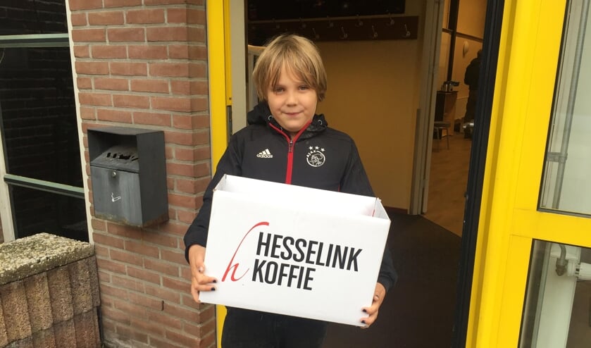 Jeugdlid Olivier Vaartjes (7 jaar) bij het ophalen van zijn bestelling. Foto: PR