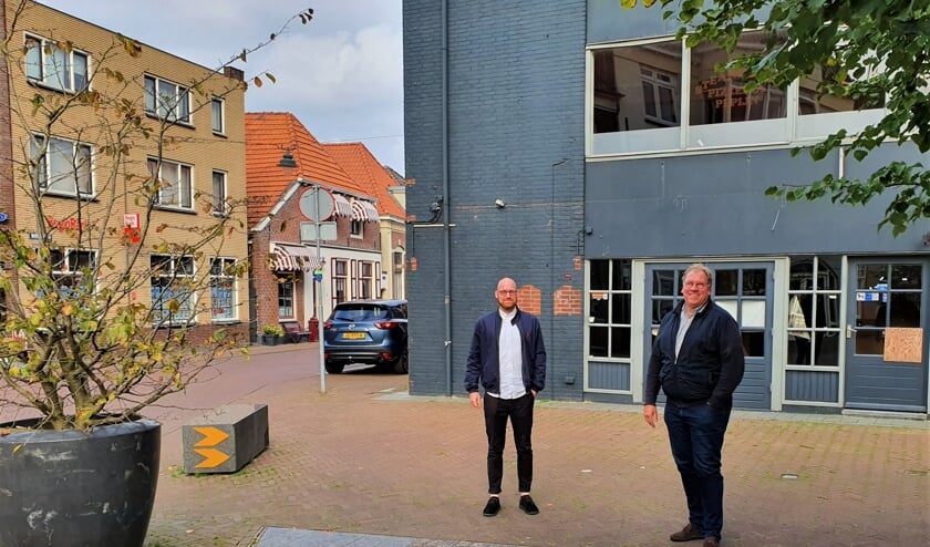 <p>Architect Stefan Kok (links) en Erik Peters, één van de initiators, op het punt waar mei 2022 Cubanos zijn deuren opent. Foto: Henri Walterbos</p>