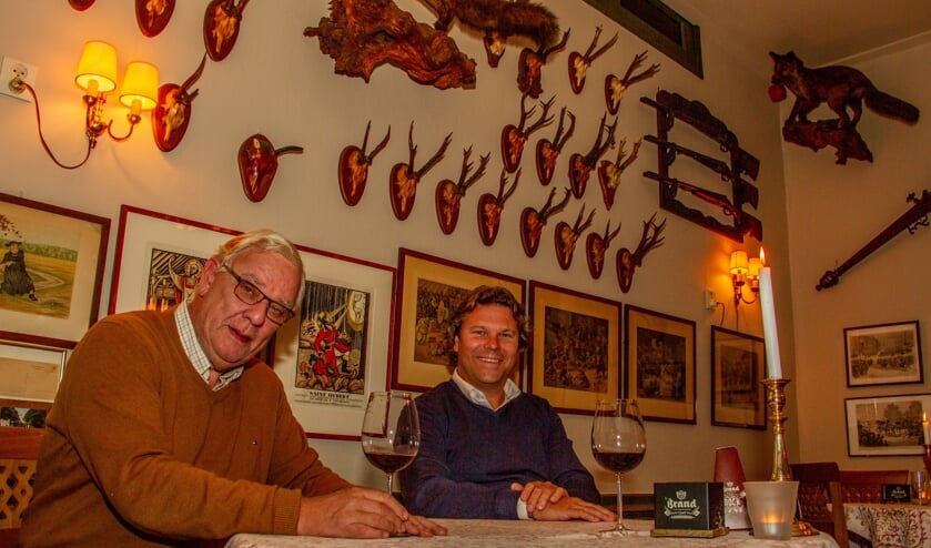 <p>Klaas Bakker en Jeroen Geubels proeven rode wijn voor bij de wildkaart. Foto: Liesbeth Spaansen</p>
