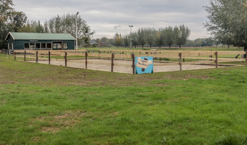 <p>Naast ‘de grote baan’ van IJsclub de Molenkolk in Steenderen is een baantje van 200 m2 aangelegd, zodat eerder kan worden geschaatst. Foto: Marieke Kornegoor</p>