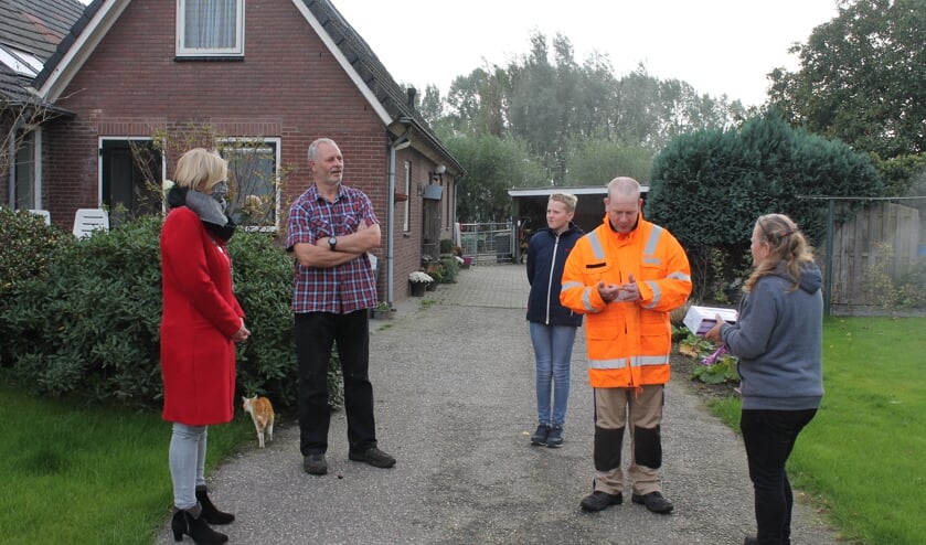 <p>Feiko Haggema werd door burgemeester Besselink (l) in het zonnetje gezet vanwege het twintigjarig bestaan van de zorgboerderij. Foto: PR</p>