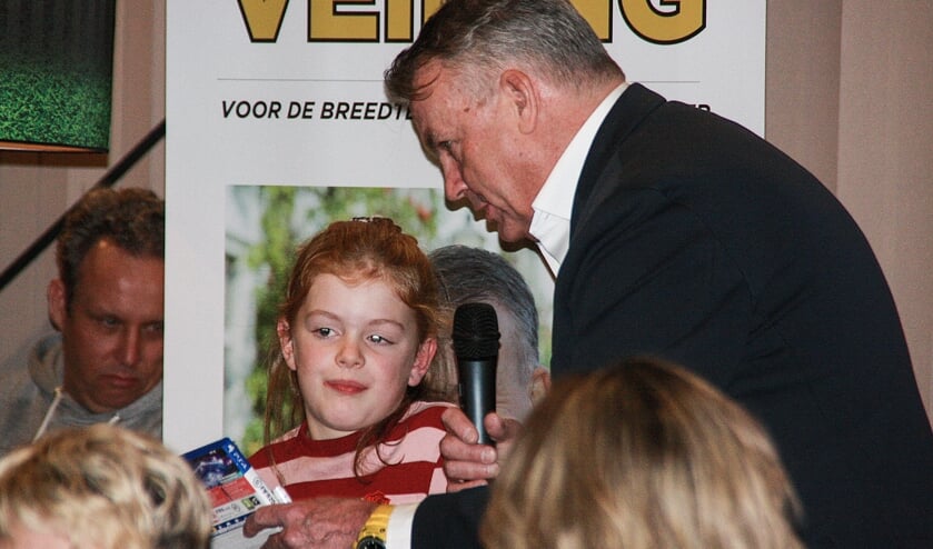 Tijdens de eerste veiling bij FC Winterswijk was voetbalpresentator- en commentator Sierd de Vos een van de gasten. Foto: PR FC Winterswijk