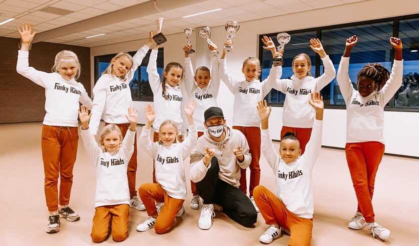 <p>Funky Habits met trainer Tim Aafjes. Foto: PR Penta</p>