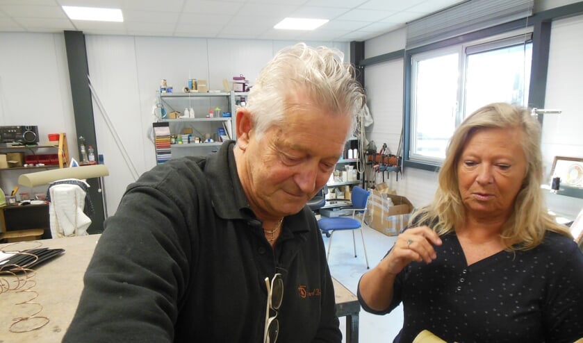 <p>Terzijde gestaan door zijn Bep klaart Gerard Broekhuis voor de zoveelste keer een klus. Nog een maandje of vier, dan is het na 47 jaar voorbij. Foto: Eric Klop</p>