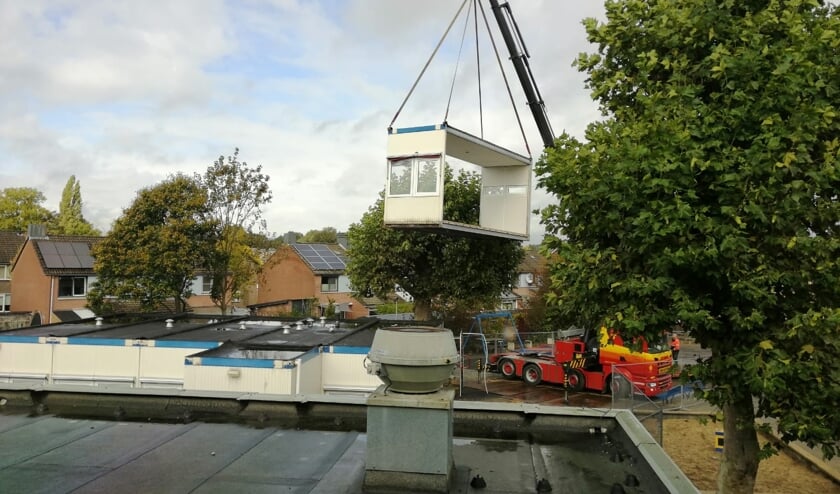 <p>Onder grote belangstelling van de leerlingen en andere geïnteresseerden worden de units zorgvuldig gedemonteerd en in delen afgevoerd. Foto: PR </p>
