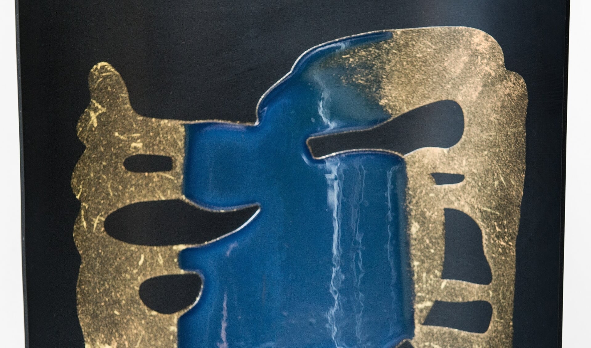 Sibyl Heijnen, Unity is Strength, staand object, goud en blauw op rubber, formaat 28x30cm. Foto: Rob ten Tusscher