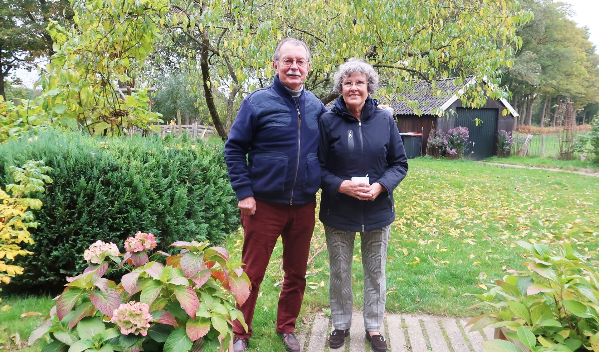 George en Carla Zandstra in hun tuin aan de Kruisdijk in Vorden. Foto: Theo Huijskes