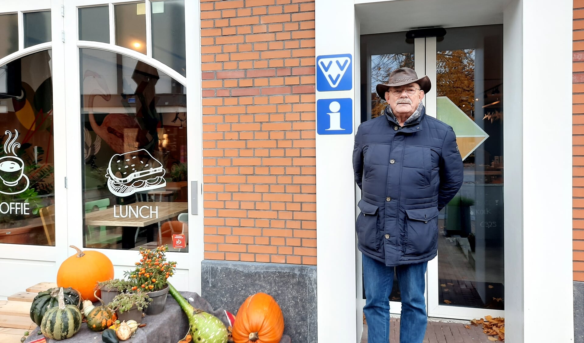 Ron Krabben bij de VVV in Het Blok in Lichtenvoorde; startpunt van de nieuwe route. Foto: Kyra Broshuis